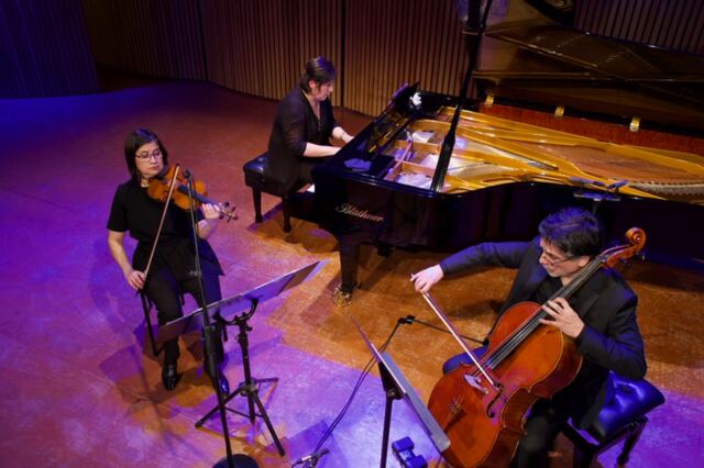Trío de violín, piano y violonchelo visto desde lo alto