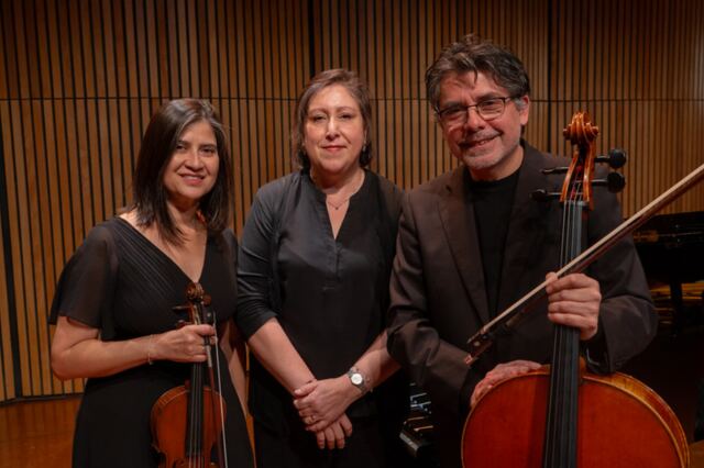 Marcela Rodríguez junto a una violinista y un violonchelista, después del concierto