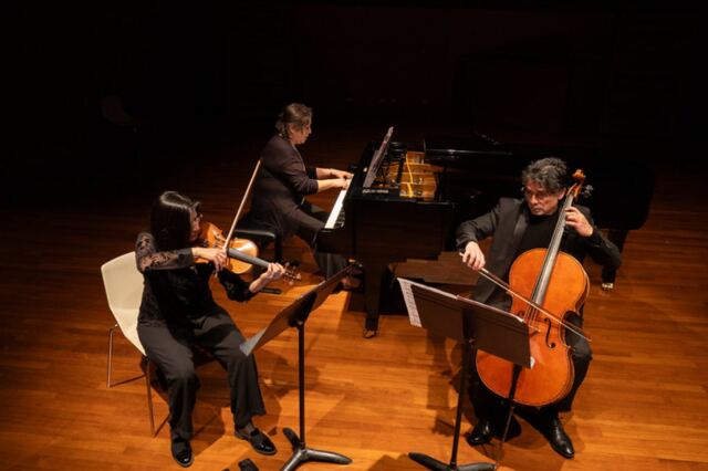 El trío durante el concierto